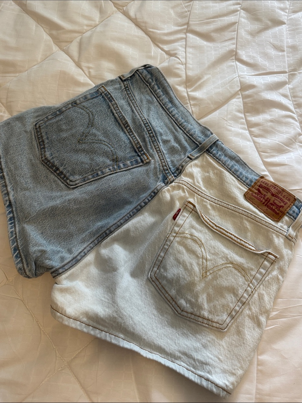 Levi's Two-Tone Denim Shorts in Light Blue and Off-White - Picture 4 of 7